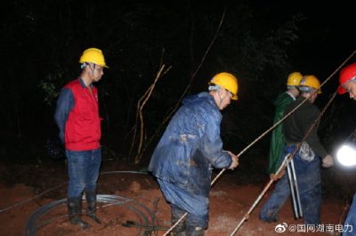110千伏電桿傾斜，衡陽輸電檢修公司進行加裝內(nèi)角拉防倒桿措施