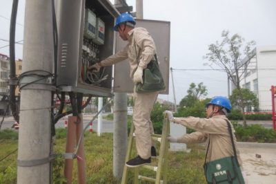 檢查更換配變箱內(nèi)的漏電保護(hù)器及設(shè)備，保障迎峰度夏安全供電