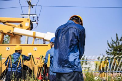 國網榮成市供電公司高溫天 帶電作業太陽之下“洗個澡”