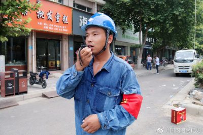 許縣供電公司清3板大成紗廠線和清9板北環線新建線路進行施工架設