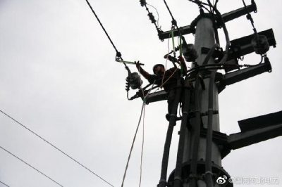 高溫下架設(shè)線路，確保客戶及時(shí)用電