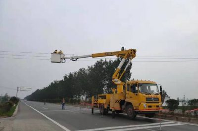 織帶電安裝10千伏線路跨路限高指示燈，預防外力破壞事故