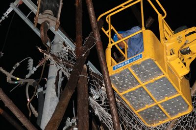 威縣供電公司迅速連夜搶修遭重創的電網桿塔線路