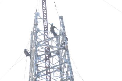 鎮江供電公司加緊施工桿線遷移的新建輸電鐵塔