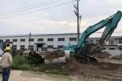姜堰區供電公司向危險源施工單位進行護電宣傳