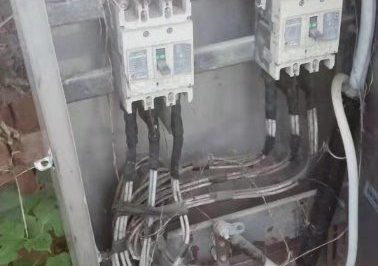 句容茅山供電所搶修大貨車發生自然燒毀的電表電纜