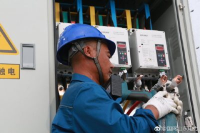 高密供電公司在濰坊高密市井構鎮前泊子村進行增容改造施工
