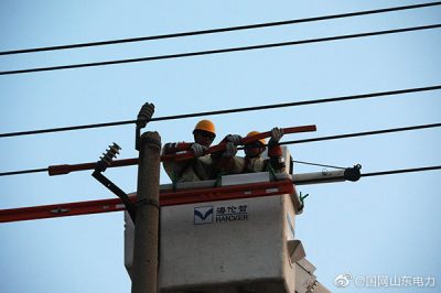 成武縣供電公司帶電拆除了10千伏新大街線(xiàn)37號(hào)桿