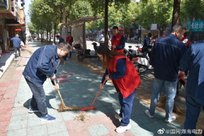 鶴城區(qū)供電公司組織全體黨員開展義務(wù)清掃志愿活動