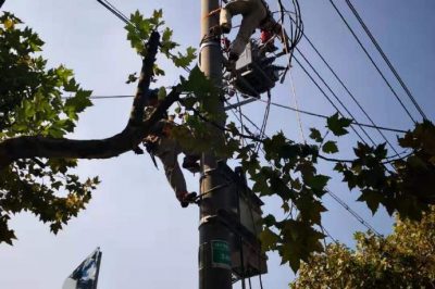 姜堰區供電公司組織施工隊對10千伏馬長線航道站支線安裝智能自動化開關