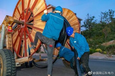 “煤改電”二期工程新建線(xiàn)路進(jìn)行電纜敷設(shè)作業(yè)
