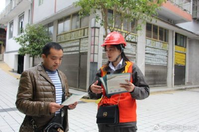 重慶銅梁供電公司上門為小區居民解決用電事宜