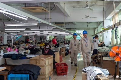 東南街道百順服裝廠內開展用電檢查