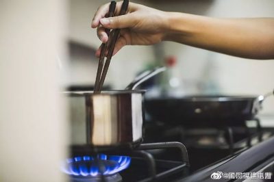 燃氣灶發生意外時，嚴禁打開任何電器