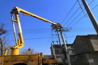 帶電作業實施貧困村電網改造