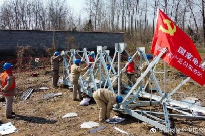 加快35千伏艾柳線鐵塔組立“戰疫”