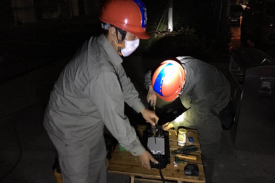 荊州三家供電公司合力 打手電修復受損光纜