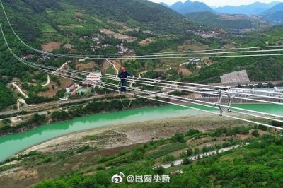 看呆了電力工人飛躍嘉陵江，高空走鋼絲