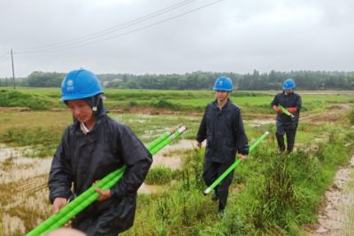 冒雨搶修 奮戰至凌晨兩點