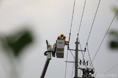 帶電接火新上200千伏安變壓器 保障企業生產用電