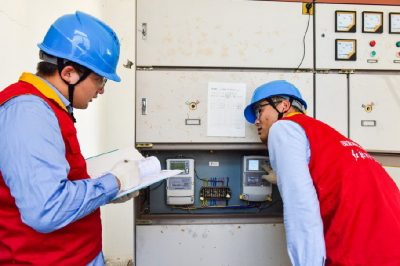 到平湖市曹橋街道行知中學對校園內的用電設備進行安全檢查及維護