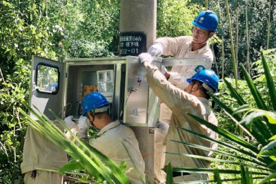 登桿作業人員在烈日下攀登10kV潘貴線潘貴莊配變電桿作業