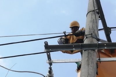 使用絕緣斗臂車進行帶電作業接火