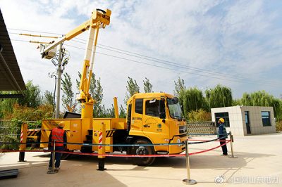 對10千伏鎮北線58號桿處開關開展帶電接火作業