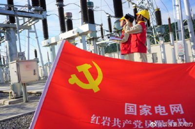 國網重慶豐都供電公司電力工人全力以赴迎峰度夏
