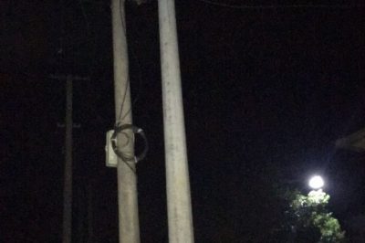 國網藍山供電公司晚上利用用電高峰期進行安全夜巡工作