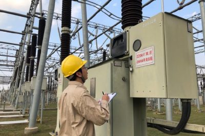 開展變電站安全巡視，確保設備安全運行