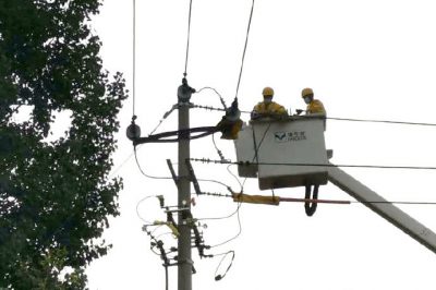 完成10千伏開創線雞廠支線16號桿用戶接火工作