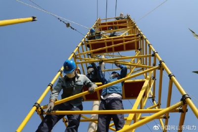 在10千伏樓府線孫士麻支線71號桿處開展帶電作業