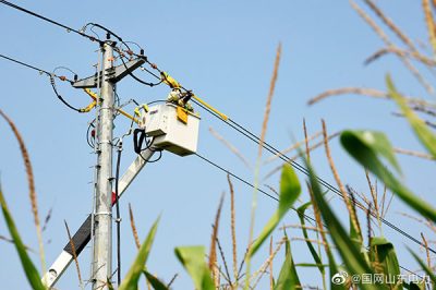 在10千伏化工線68號桿處開展帶電接火作業