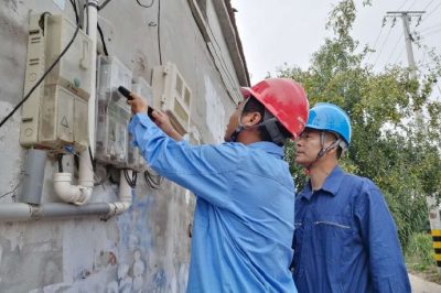 國網平鄉縣供電公司員工進村入戶開展秋季安全用電檢查