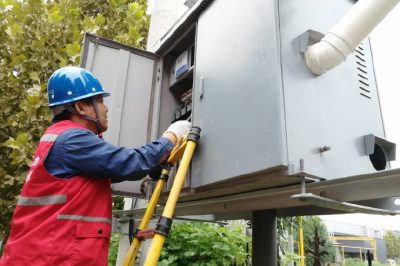 對張莊村電表接線、表計安裝、關口表線路、低壓側開關等進行檢查