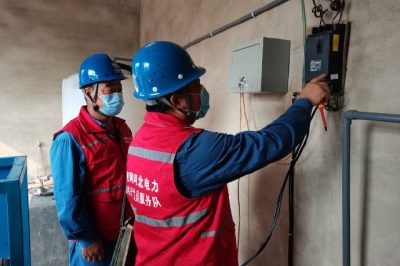 國網南皮縣供電公司電力員工走進企業進行安全用電檢查