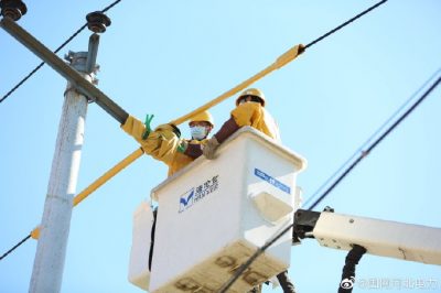 在10千伏城內線開展帶電消缺作業