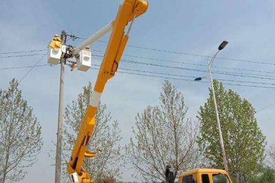 在10千伏五岔口支線2號桿，帶電更換設備線夾