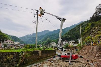 淳安首次使用履帶式絕緣斗臂車帶電作業