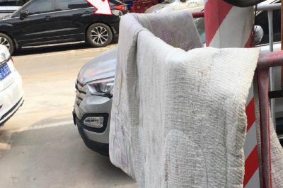 變壓器圍欄曬被？小心觸電！