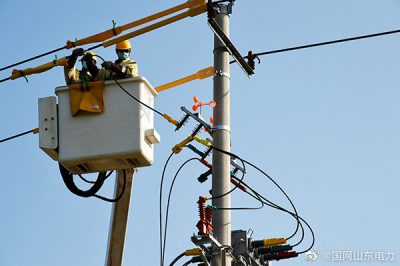 對10千伏城工Ⅱ線62號桿處開關進行帶電接火作業