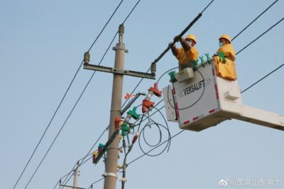 開展10千伏王珂II線小章支線帶負荷加裝柱上開關作業
