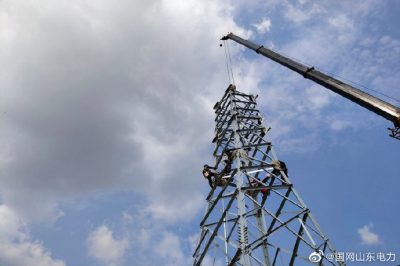 開展上林110千伏線路工程A2號、A6號、B7號鐵塔組立