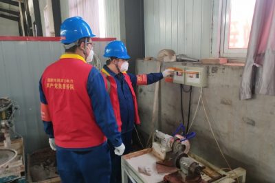 走進企業檢查用電設備，講解安全用電知識