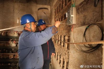 深入到大峪村養雞大棚內檢查用電設施