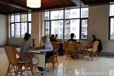 國網重慶綦南供電公司為公司職工開展健康咨詢活動。 ????