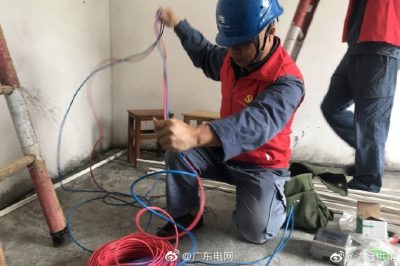 免費為貧困戶裝電表、鋪設安全的室內電線