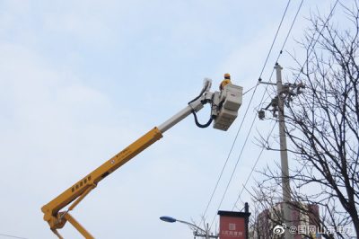 在10千伏彩印廠線華明分支19號桿進行帶電更換發熱線夾