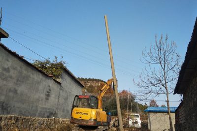 在南麻鎮東高莊村改造電力線路工作